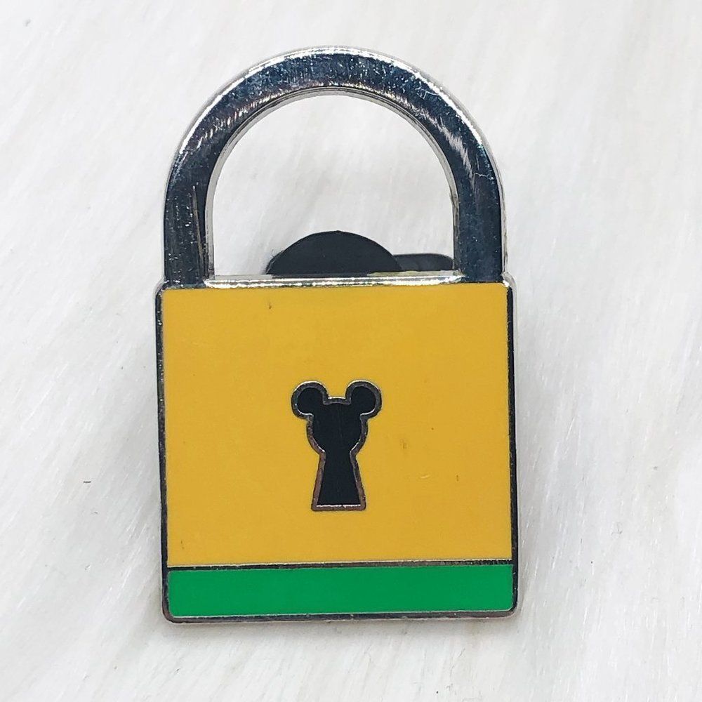 🔮 5/$25 Disney‎ Pluto Lock Pin